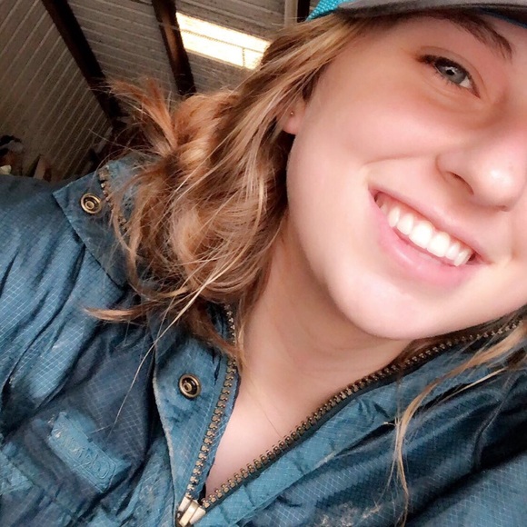 Meet your Posher, Leah - Picture 2 of 4